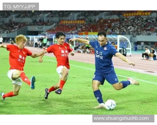 当红足球球星赛后被热情球迷真情表白引发全场轰动